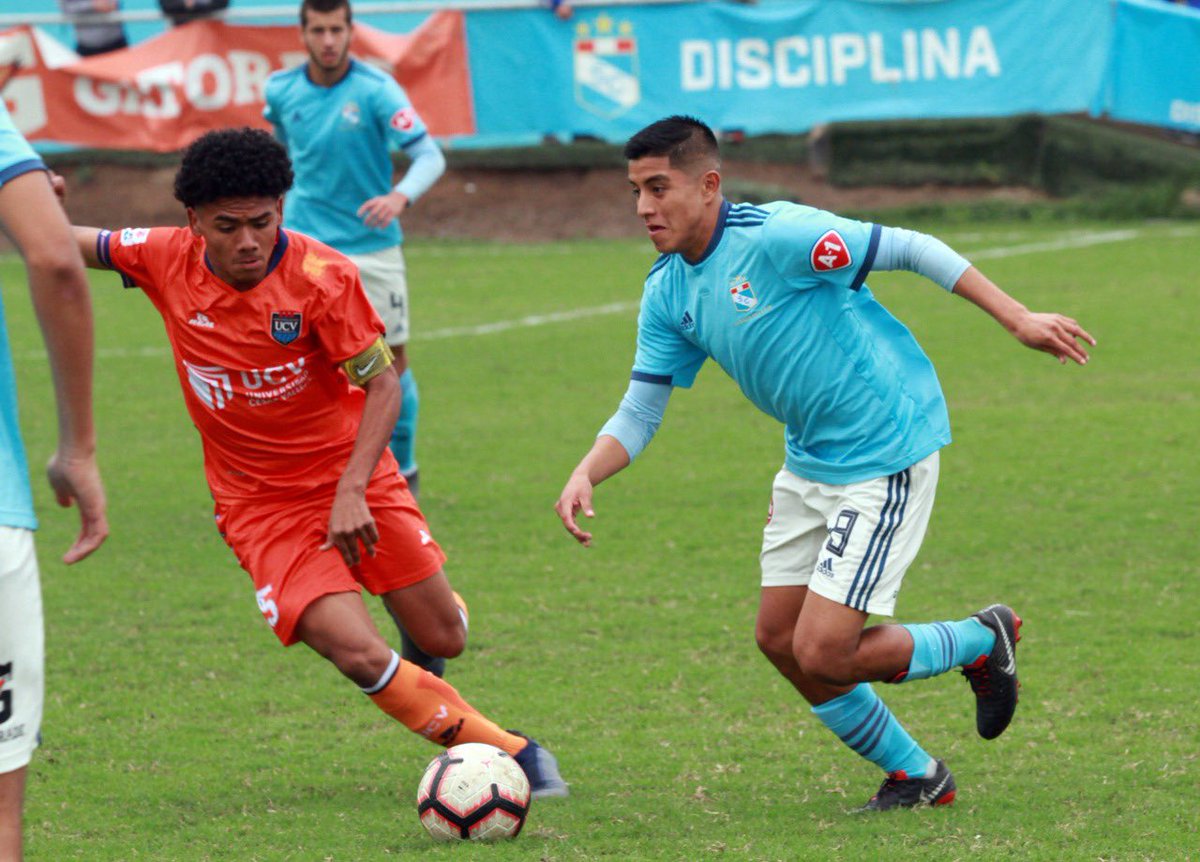 ClubSCristal's tweet photo. #CopaFederaciónOro
#Cat2001

⚽️ @ClubSCristal 4-2 @clubucv 
📍La Florida 

#FuerzaCristal 
#LaRazaCeleste 
#FormandoPersonas https://t.co/2VtqhR59jc