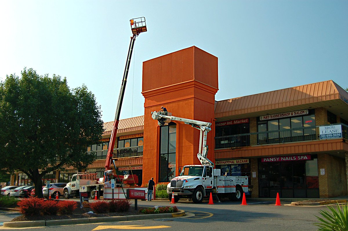 smisigns's tweet photo. It's easy to overlook all the hard work that goes into #businesssigns, but if you were on the Golden Mile today (@GMA2011Golden), you may have seen our installers turn architecture into #architecturalsignage! #retailsigns #tenantsigns #signsmeanbusiness https://t.co/H8RZGzscvV