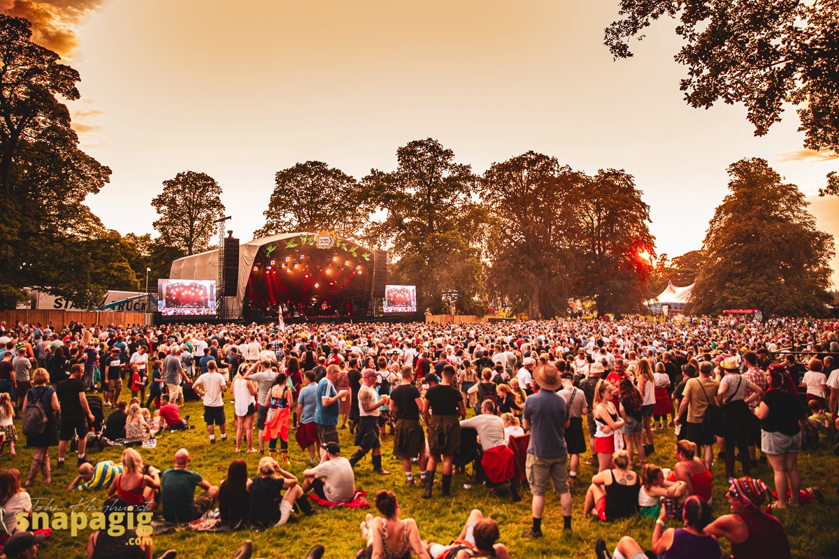 snapagig1's tweet photo. Rain..what rain? We've got @gomeztheband playing to a backdrop vintage sunset, people sat on the grass singing Rosalita!!  @KendalCalling @inthefieldsLIVE @GigJunkies #KendalCalling #Snapagig #InTheFieldsLIVE #LiveGigs #KC19 #LiveMusic #Festival #SeeYouInTheFields https://t.co/2MakCVkBpp