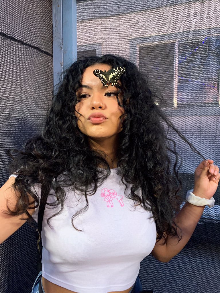 stephanieex00's tweet photo. butterfly landed on me and I was sooo happy https://t.co/leRaWGJxPe