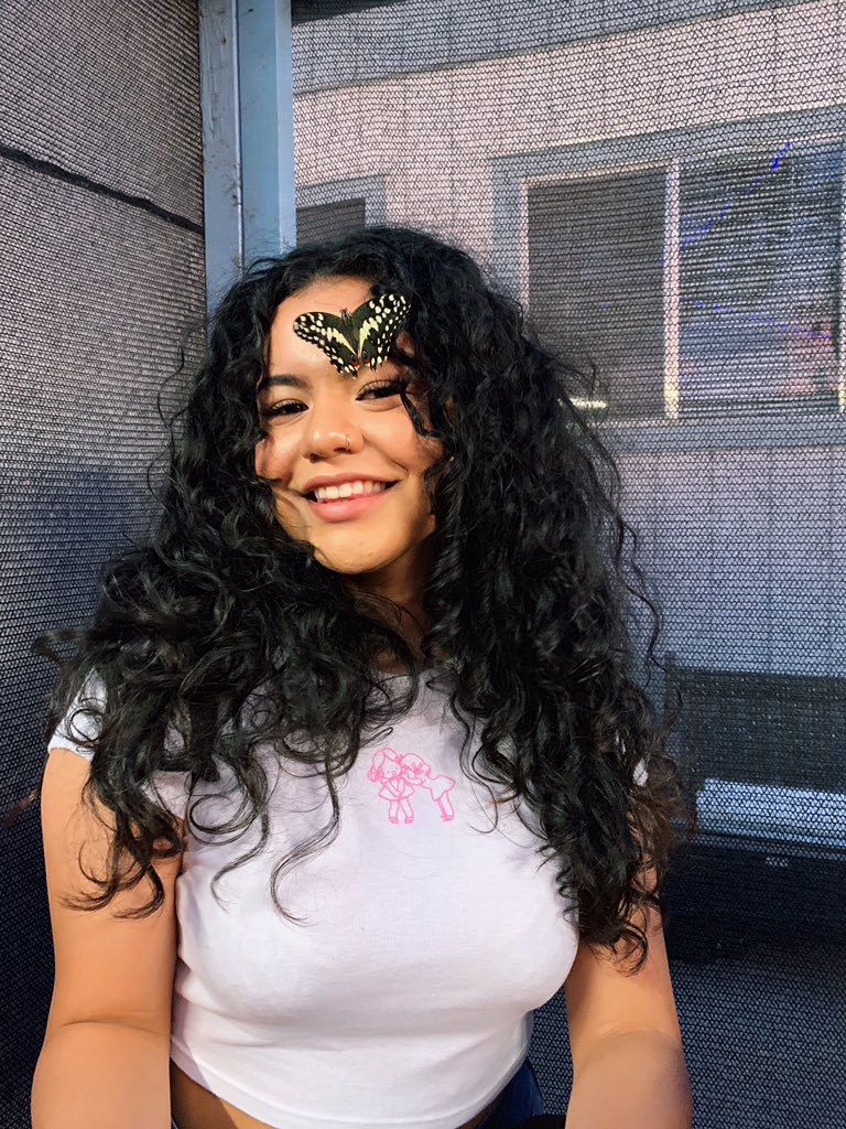 stephanieex00's tweet photo. butterfly landed on me and I was sooo happy https://t.co/leRaWGJxPe