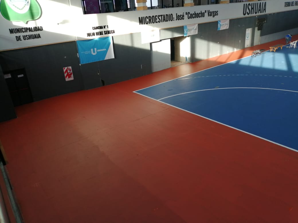 WalterVuotoTDF's tweet photo. Realizamos tareas de mantenimiento en la cancha del Cochocho Vargas, parchamos huecos y pintamos la superficie, las líneas y el perímetro para que se pueda seguir disfrutando. #UshuaiaMásActiva https://t.co/qh9dkXgHIQ