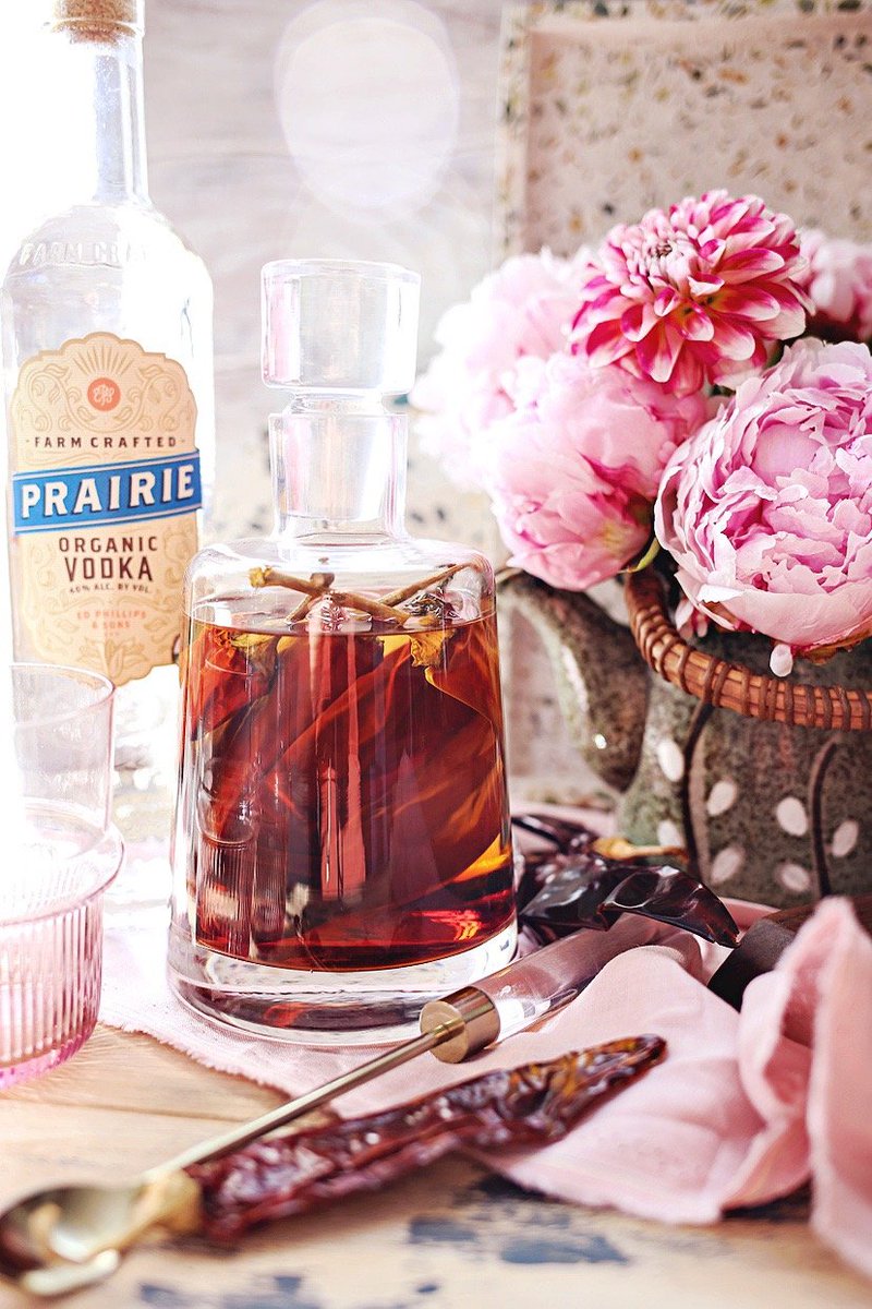 Weekend to-do: Infuse @prairieorgan
vodka with guajillo chilies and make this roasted strawberry &amp; rhubarb smash cocktail for friends. Easiest recipe (with the most complex flavor) perfect for summer! dinexdesign.com/blog/spicy-str… #ad #PrairieOrganic #MakeMineOrganic
#EnjoyDoingGood