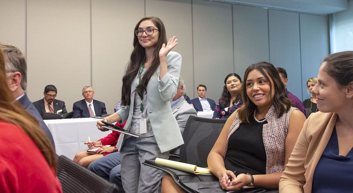 TXWorkforce's tweet photo. Hands up if you're an #intern who has #MetTheChallenge! 🙋♀️
Victoria Cervantes, who works with Comm'r @AlvarezTWCLabor, is one of Texas' #Internship Challenge #TXInterns!
Happy #NationalInternDay! https://t.co/vWG2OgwQYO