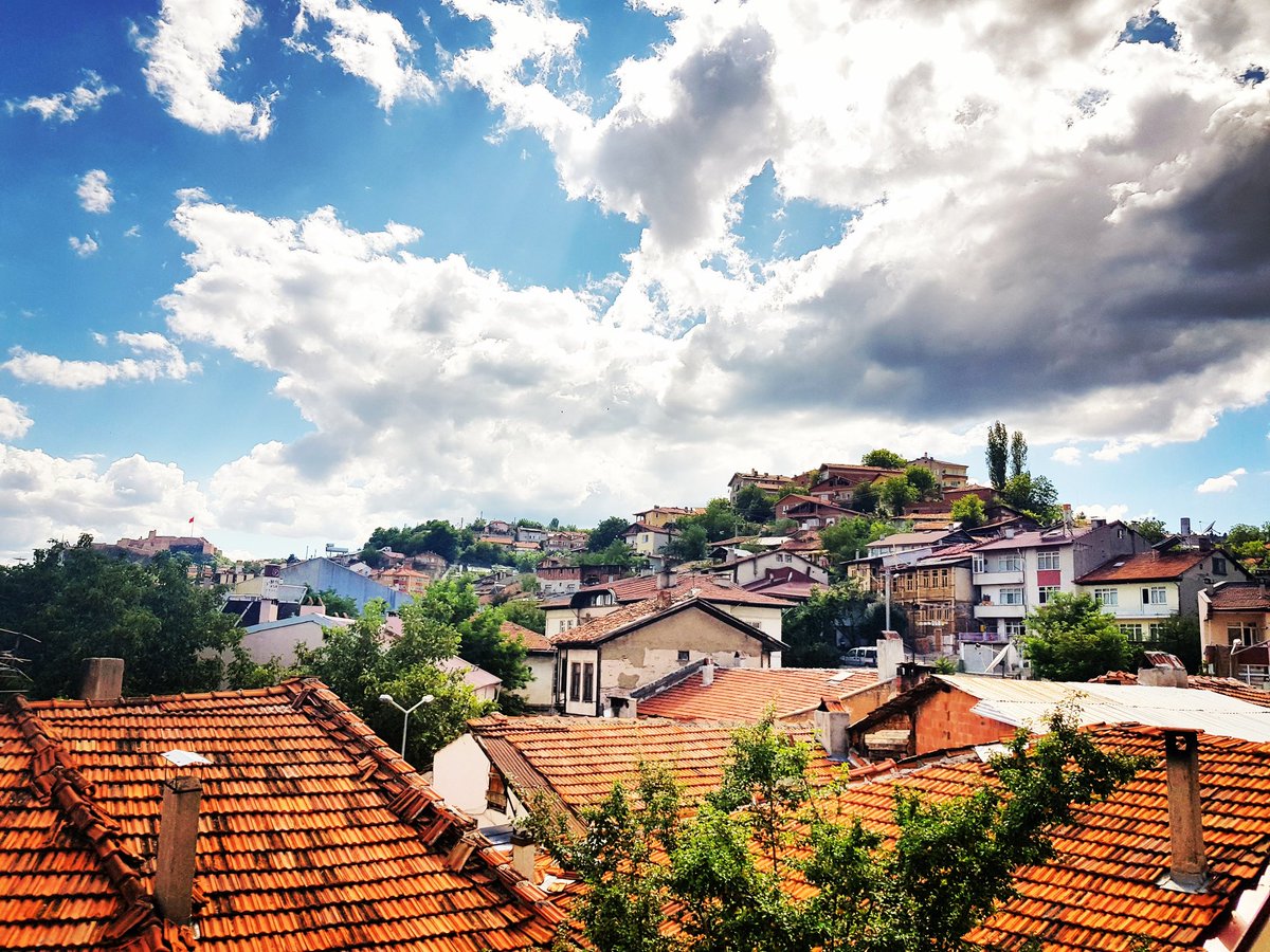 AtiyeEnder's tweet photo. Evler vardı.. evlerin çatıları.. çatıların bacaları vardı.. bacaların dumanı ise var mıydı.. 🤔 içinde oturulanı oturulmayanı vardı.. ocağı tüteni tütmeyeni vardı.. "baykuş tünesin" denileni.. ve gerçekten baykuş tüneyeni.. aksine özenle camlarında çiçekler büyütüleni ... https://t.co/UVin473p7P