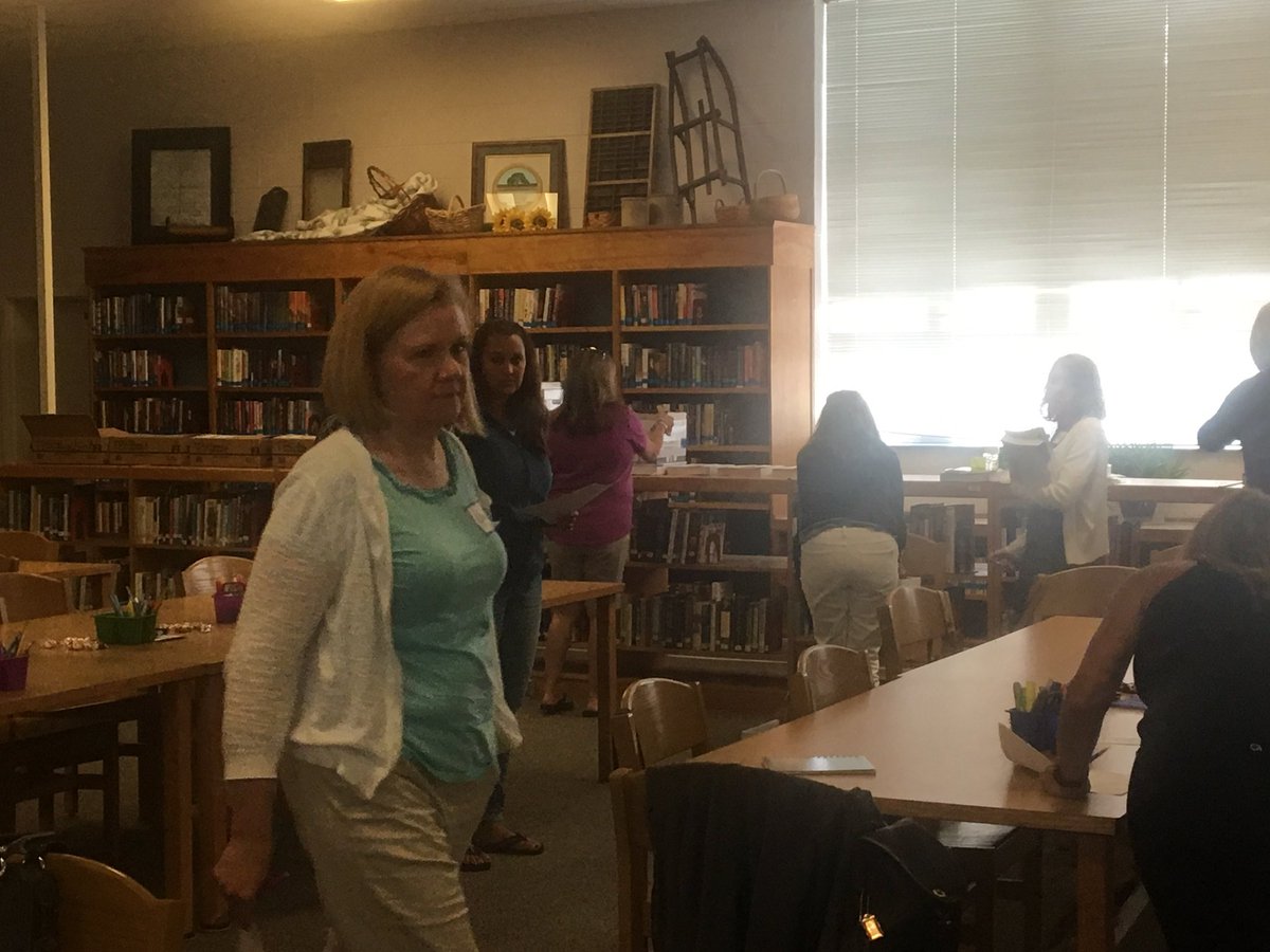 CHPS_Reading4u's tweet photo. Excited to see 2nd &amp; 3rd grade teachers!! @tussingtigers @NES_CHPS @CHPSK12 @LES_CHPS #gocolonials https://t.co/kMHQwKxxqO