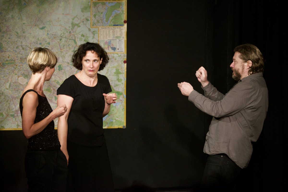 Ratibortheater's tweet photo. #Improvisation #IckUndBerlin @DieGorillas #Kreuzberg #Zusatzshow #Theater #Donnerstag #Berlin #24Stunden #WasPassiertInDerStadt #Einblicke #VerschiedeneLeben #Welten #Sichtweisen #Bildhauer #JuraStudentin #Wohnungssuche #Verzweiflung  #TrinktSieZuviel #ZweiJobs #LiebendeEltern https://t.co/SSz0eskP4z