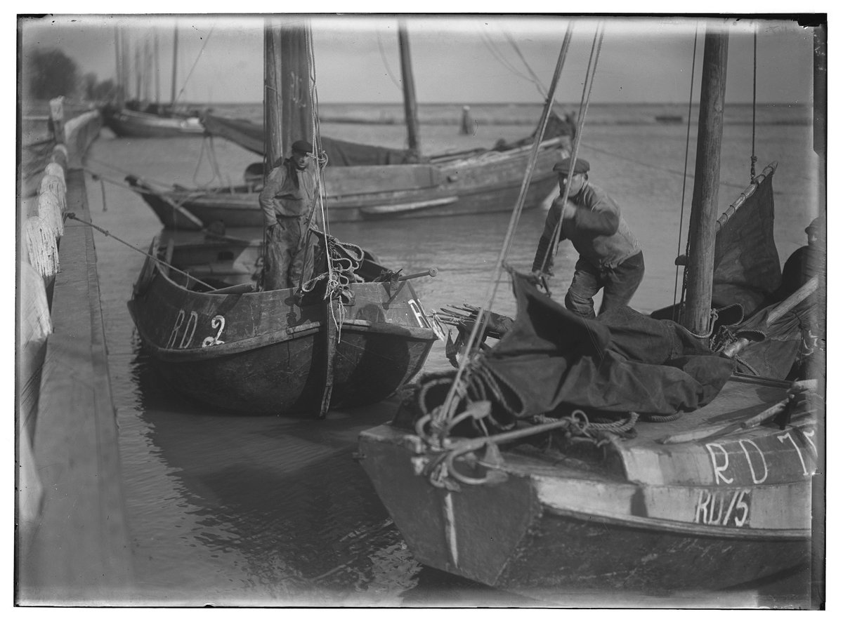 Durgerdam. Vissersboten in de haven bij de Durgerdammerdijk. Het hijsen van de zeilen. Fotograaf: Bernard F. Eilers (1878-1951). #Amsterdam 1907 t/m 1915 © Stadsarchief Amsterdam / Collectie Bernard F. Eilers #Durgerdam