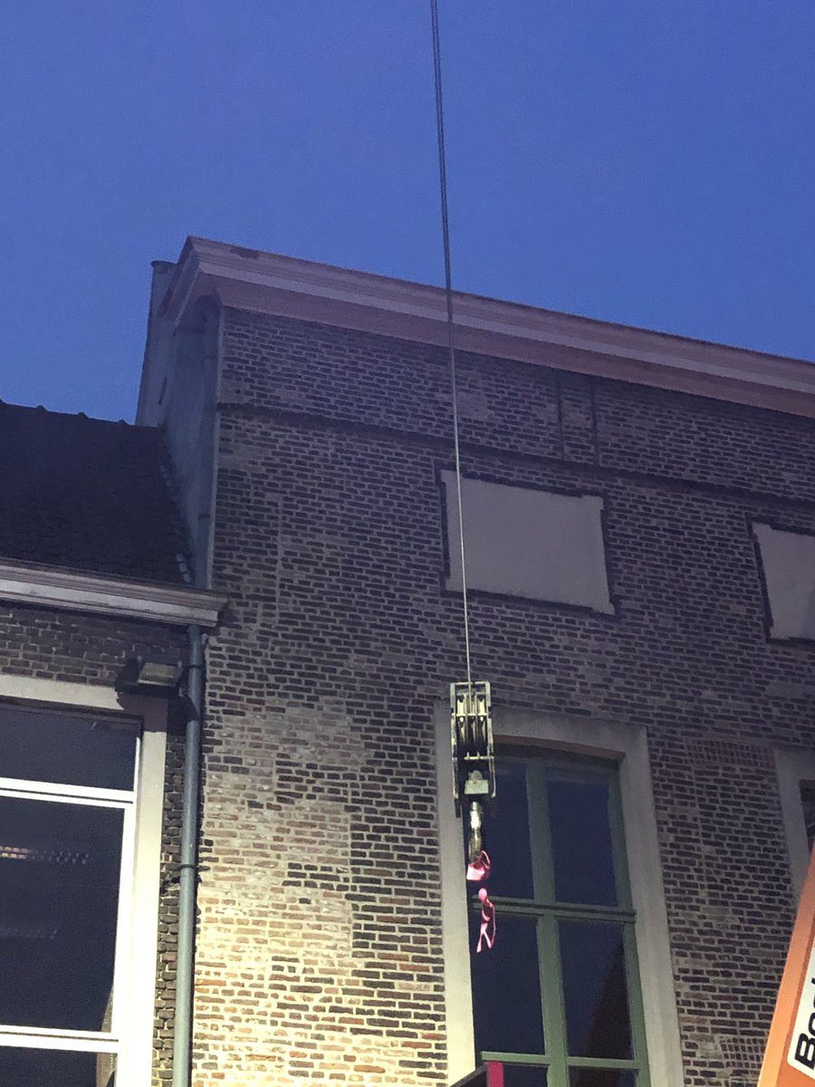 Jawel, dat is een bh aan onze kraan. Benieuwd naar deze stunt? Wees dan welkom op #BATASTUNT in de Willem De Beersteeg!