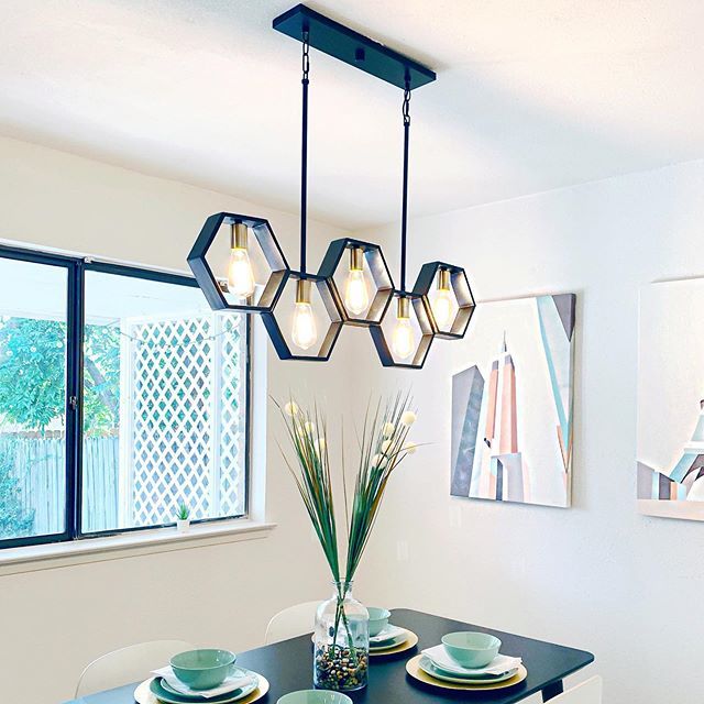 Hexagon tiles, hexagon shelves, and now hexagon lighting. 😍 I’m loving this trend!
.
.
.
.
#hexagon #hexagonlight #diningroom #lighting #lightinglove #modernlighting #lightingtrends #geometriclighting #geometriclightingfixture #jennsellsatx #jennsall… ift.tt/2ybd0dw