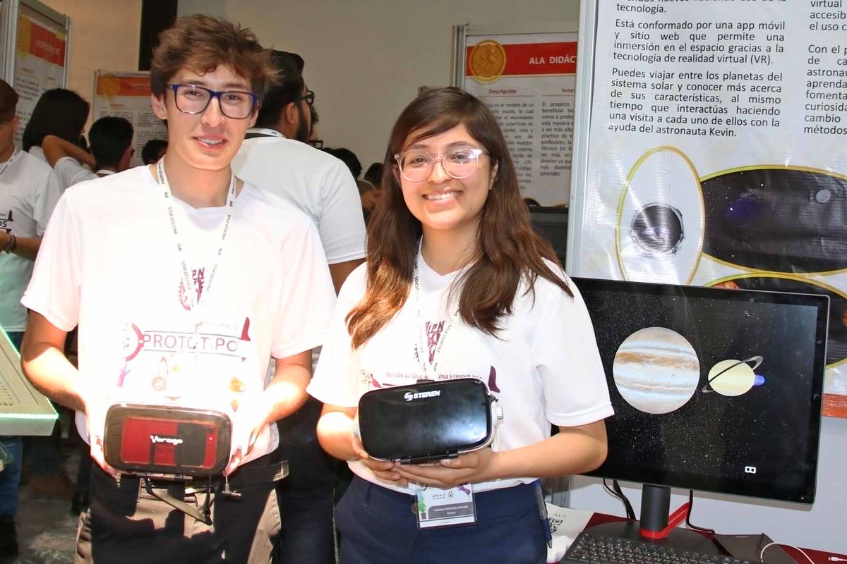 IPN_MX's tweet photo. #PolitécnicosDeCorazón del #CECyT9 desarrollaron un simulador en realidad virtual para que niños y jóvenes de cualquier nivel educativo puedan aprender sobre el Sistema Solar. #ProyectoIPN https://t.co/Ao1hhUbH02 https://t.co/4dFv1JetMJ