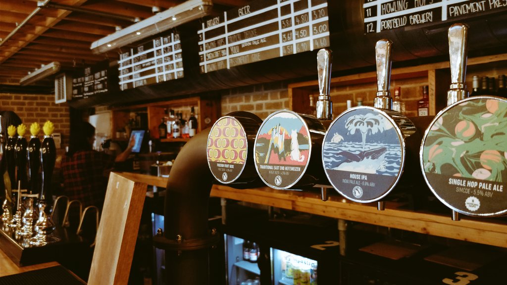 IsleOfBeers's tweet photo. The staff and regulars of @TaproomSE18 were so welcoming this evening! That's Stasia and Maria. #GoGoseGo https://t.co/tCVxXyN0IR
