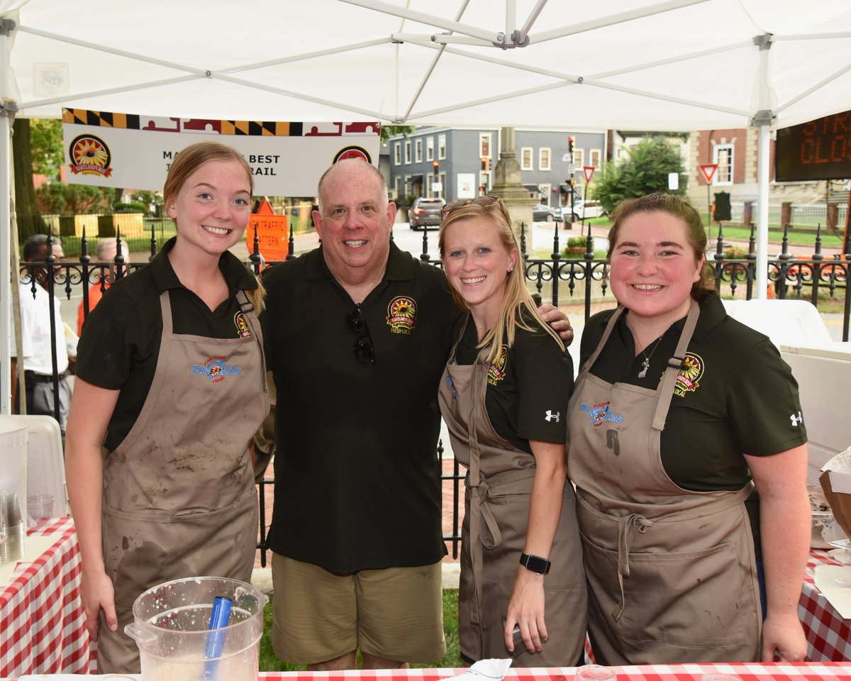 MdAgDept's tweet photo. Happy #NationalInternDay! Our summer Marketing Interns Katrina Schmidt and Kelcey Trewin were a HUGE help at the Governor's #BuyLocalCookout last week. Thanks for all you do!😊

📸From left to right: Katrina Schmidt, Gov. Larry Hogan, Jenell Eck, and Kelcey Trewin. https://t.co/iDtJ9xJylQ