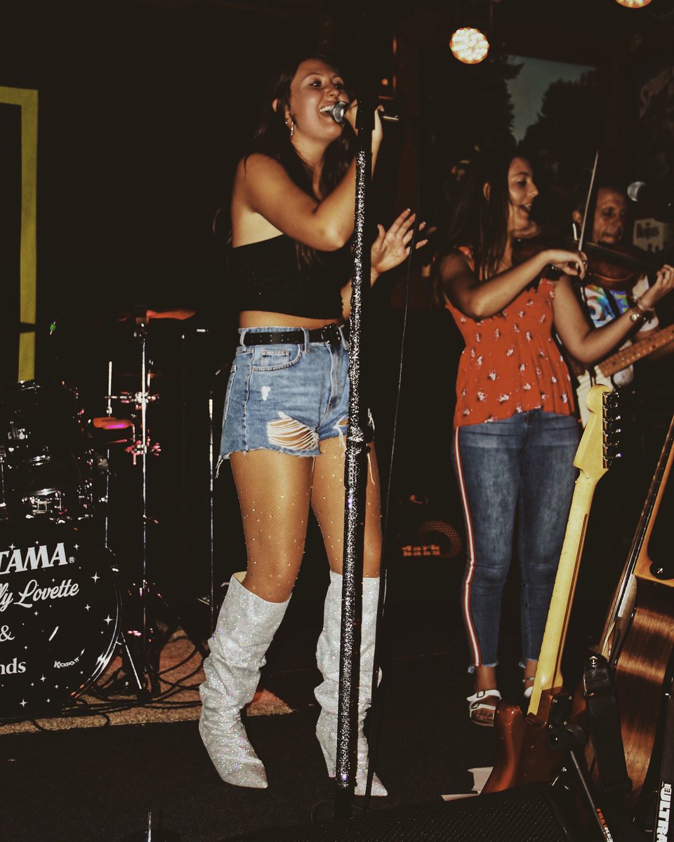 MollyLovette's tweet photo. 🤘🏼✨
📸: @MaggieSlap
#music #livemusic #country #countrymusic #sybergs #stl https://t.co/bOodjDX3UG