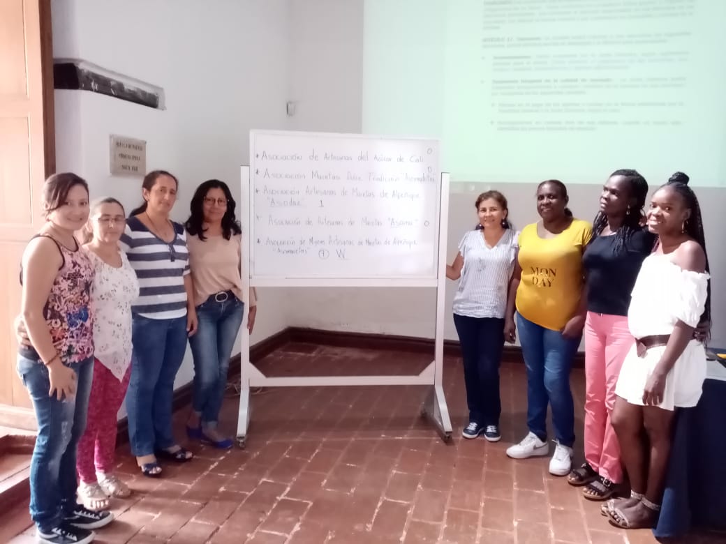 MacetasCali's tweet photo. Realizamos recientemente el taller de Creación de estatutos y propuestas de nombres para la futura Asociación del Colectivo de #ArtesanasDelAzúcar. 
Apoyado por @mincultura — Programa Nacional de Concertación Cultural.

Acompañamiento de @CaliCultura y @CreActivosCine https://t.co/jONFOzdfPC