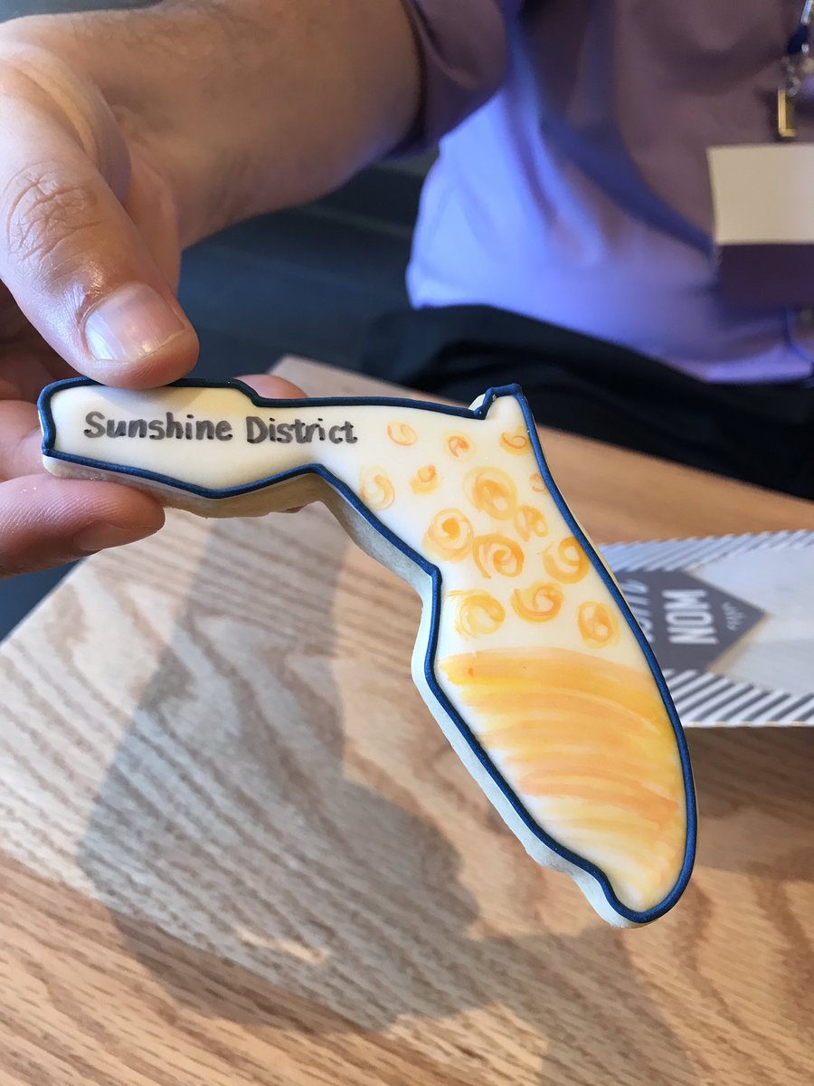 AngelaWalters's tweet photo. Cutest cookies ever. Thanks @Gatrgal! #prsasuncon https://t.co/HF1n2HcbkX