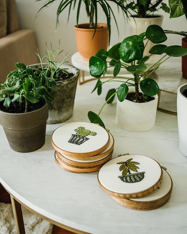 I don't think it's much of a mystery as to why so many of my pieces are inspired by our green friends that fill up our homes. Give me all the plants, embroidery or otherwise.⠀ ⠀ photo by @susanjordan.co