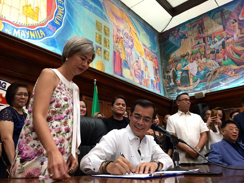 favradio's tweet photo. Naisakatuparan at napirmahan na ni Manila Mayor Francisco “Isko Moreno” Domagoso ang pangakong ordinansa na syang magbibigay ng P500 monthly alowance para sa mga grade 12 students na nakapabilang sa lahat ng pampublikong eskwelahan sa Maynila. Kasabay ni… https://t.co/APopBtdsuU https://t.co/ulKFMC8HJq