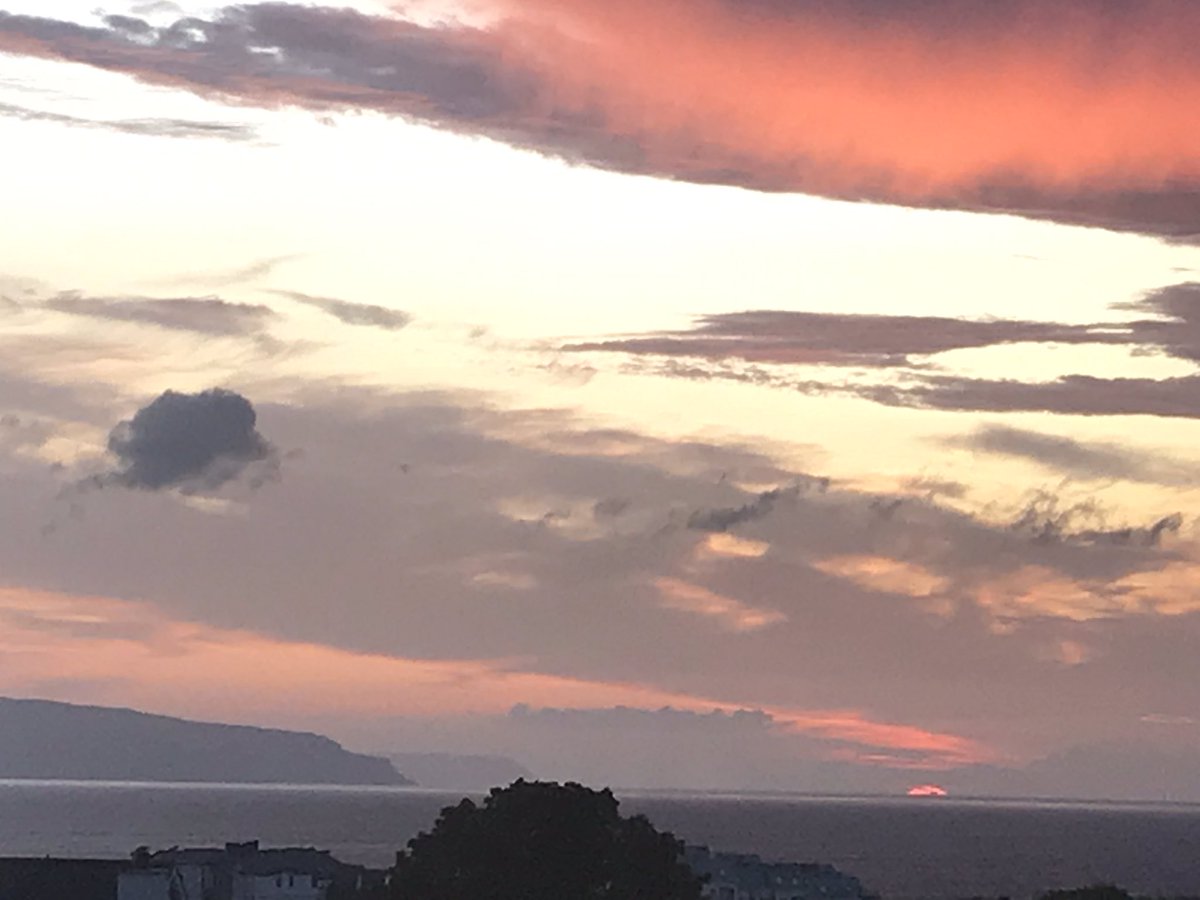 AdrianMargeyArt's tweet photo. Oh #Portstewart...you know how to deliver a sunset! #ArtistsHouses #RoomsWithAView #Inspiration https://t.co/edVrgrtlzS
