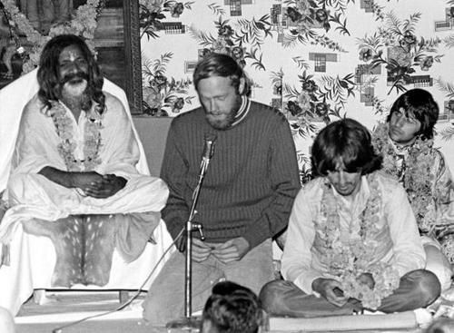 InMyLifeTheFab4's tweet photo. Maharishi Mahesh Yogi,
Mike Love 
George Harrison 😉
Ringo Starr 
🎼🎸🍏✌️💫 https://t.co/WQ8K2b45Pt