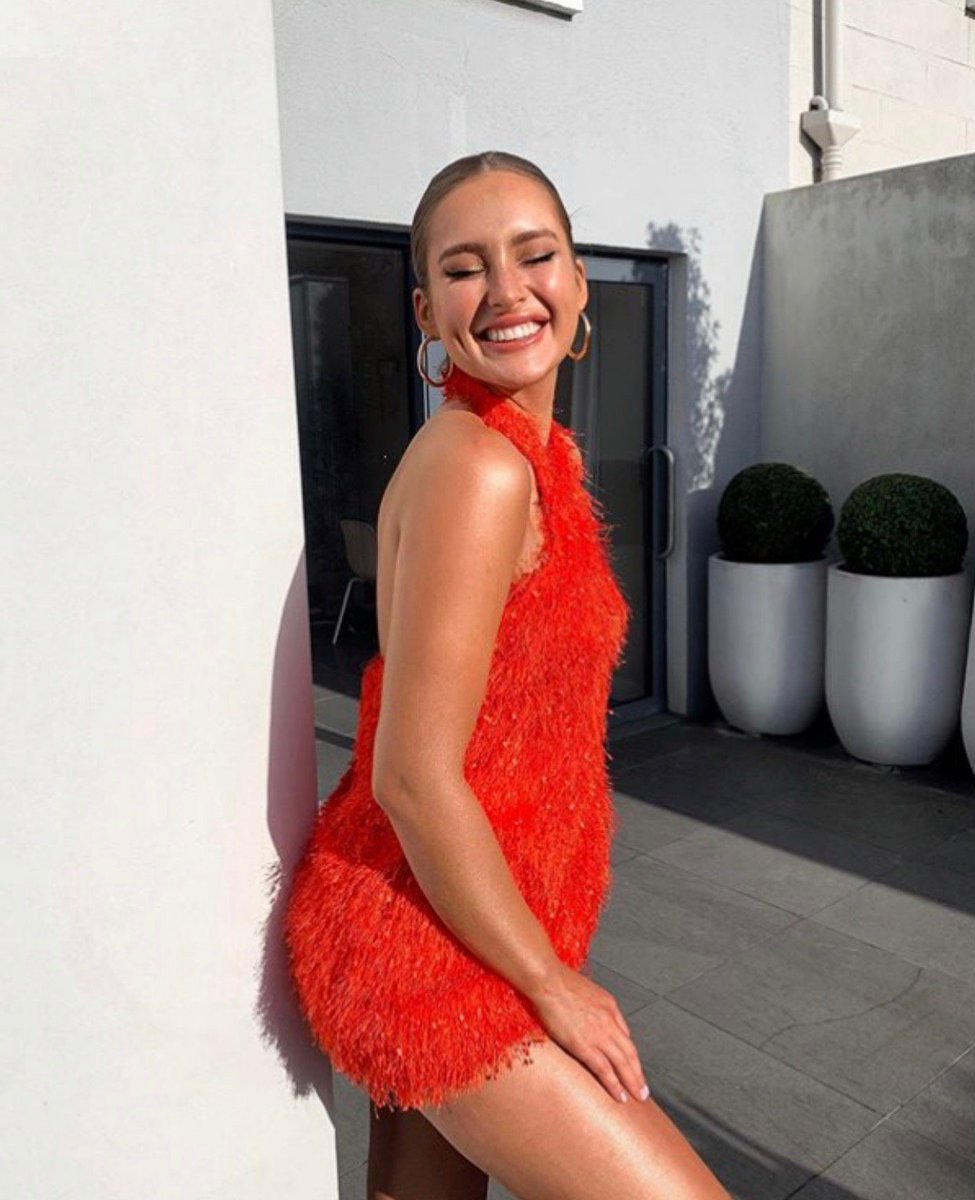 We can’t get enough of Rozanna Purcell's Vita Liberata spray tan 😍 Rozanna created this super glowy finish by adding our award winning Body Blur to her skin the next day. Ready for a deeply hydrating, quick-drying, evenly fading spray tan? Email us to find a location near you!
