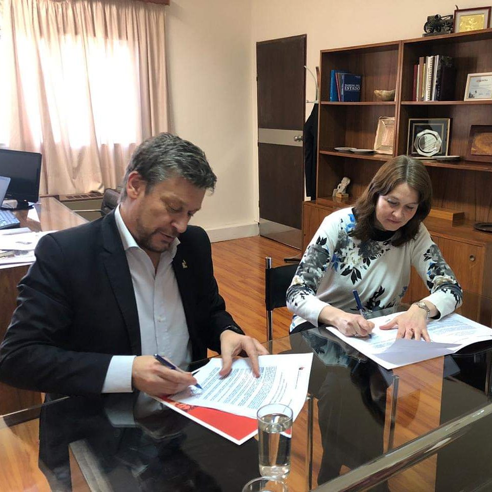 PrensaUNLPam_ok's tweet photo. #unlpam #emprendedores #axionar #convenio 👉👉 Se firmó convenio entre el rector Oscar Alpa y la presidenta de la Asociación Axionar, Alejandra Galán https://t.co/K24KXje1m0
