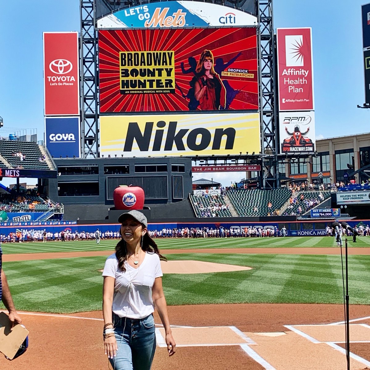BAM! 💥⚾️💥 Our Shiro Jin, @EmilyBorromeo, brought her bounty hunting (and National Anthem) skills to today's <a href="/Mets/">New York Mets</a> game! #ImABountyHunter