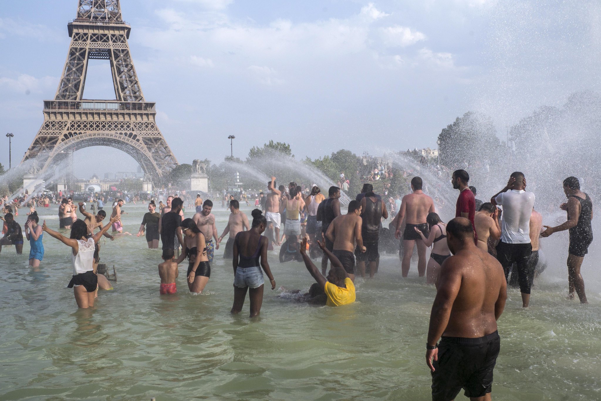 “Europe melts under Sahara heat wave, smashes heat records https://t.co/OJE...