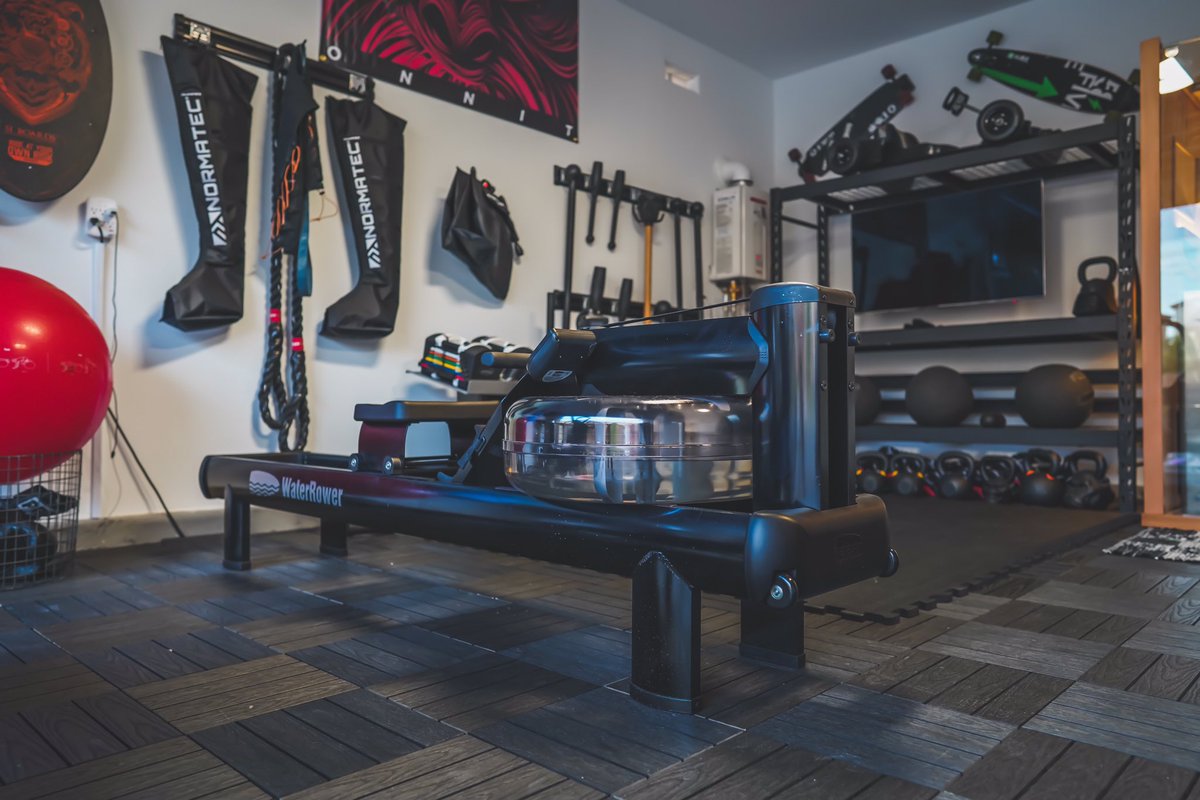 Last minute lift at my buddy @tonybesson’s ‘Iron Paradise’ in Las Vegas before this weekends <a href="/avpbeach/">AVP</a> Hermosa Open kicks off. I’ve never seen so much @onnit equipment in 1 place! 😍
Hey @therock, where do you think he got all the inspiration? 😉