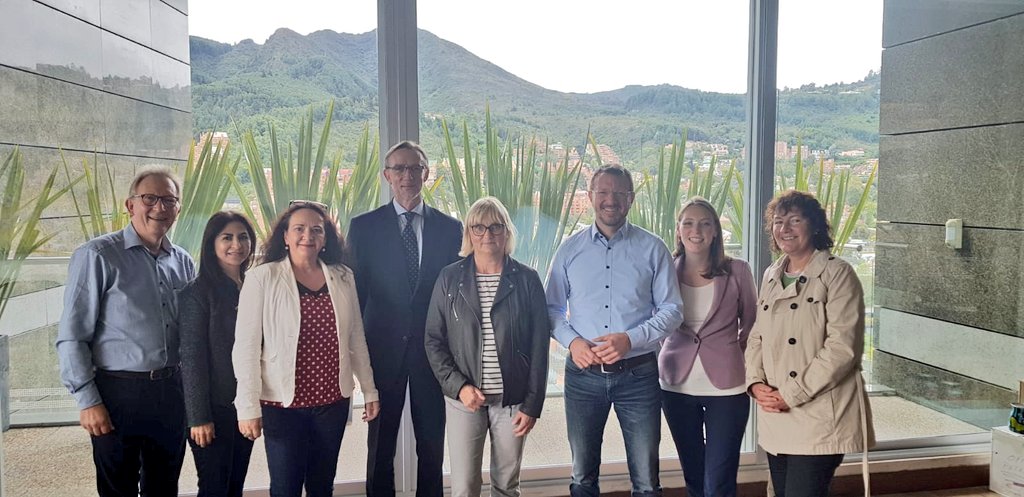 Y como cierre de su exitosa visita a Colombia, la Delegación de Parlamentarios 🇩🇪 se encontró con la Delegación de la Unión Europea en 🇨🇴. Las dos delegaciones enfatizaron su confianza en la implementación y en los resultados del Acuerdo de paz.