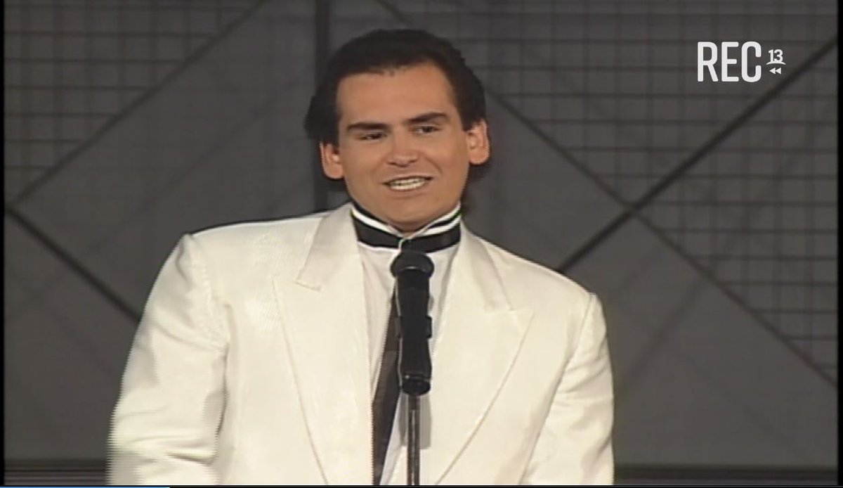 RECTV13's tweet photo. ¡No te pierdas la gran rutina de Paulo Iglesias en #RECHumor 😁🙏! Como adelante recordamos parte de sus inicios en #Martes13: https://t.co/4G1ECWDxlx https://t.co/6JCdwXwkOM
