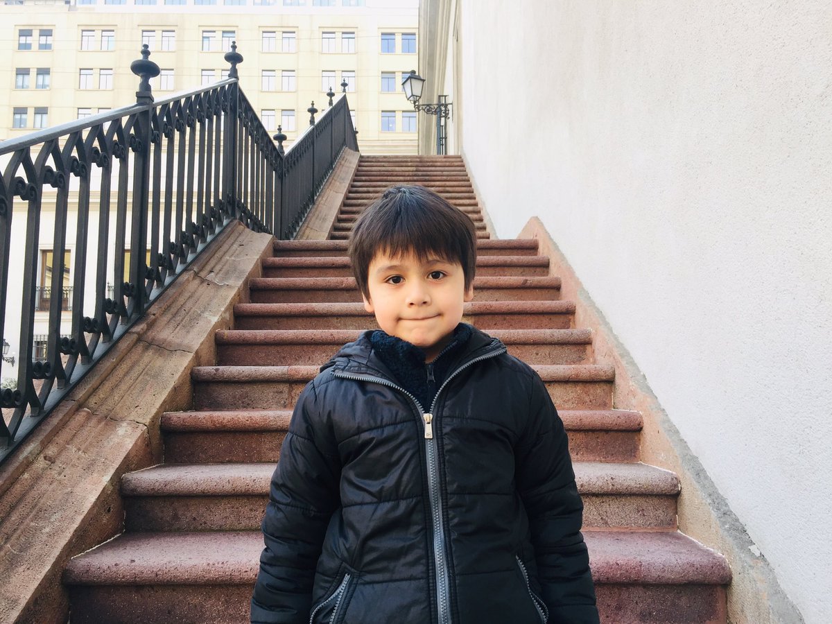 Mi pequeño Jeremías Conociendo el Palacio de la Moneda.

Aprendiendo un poco de la Vida Cívica