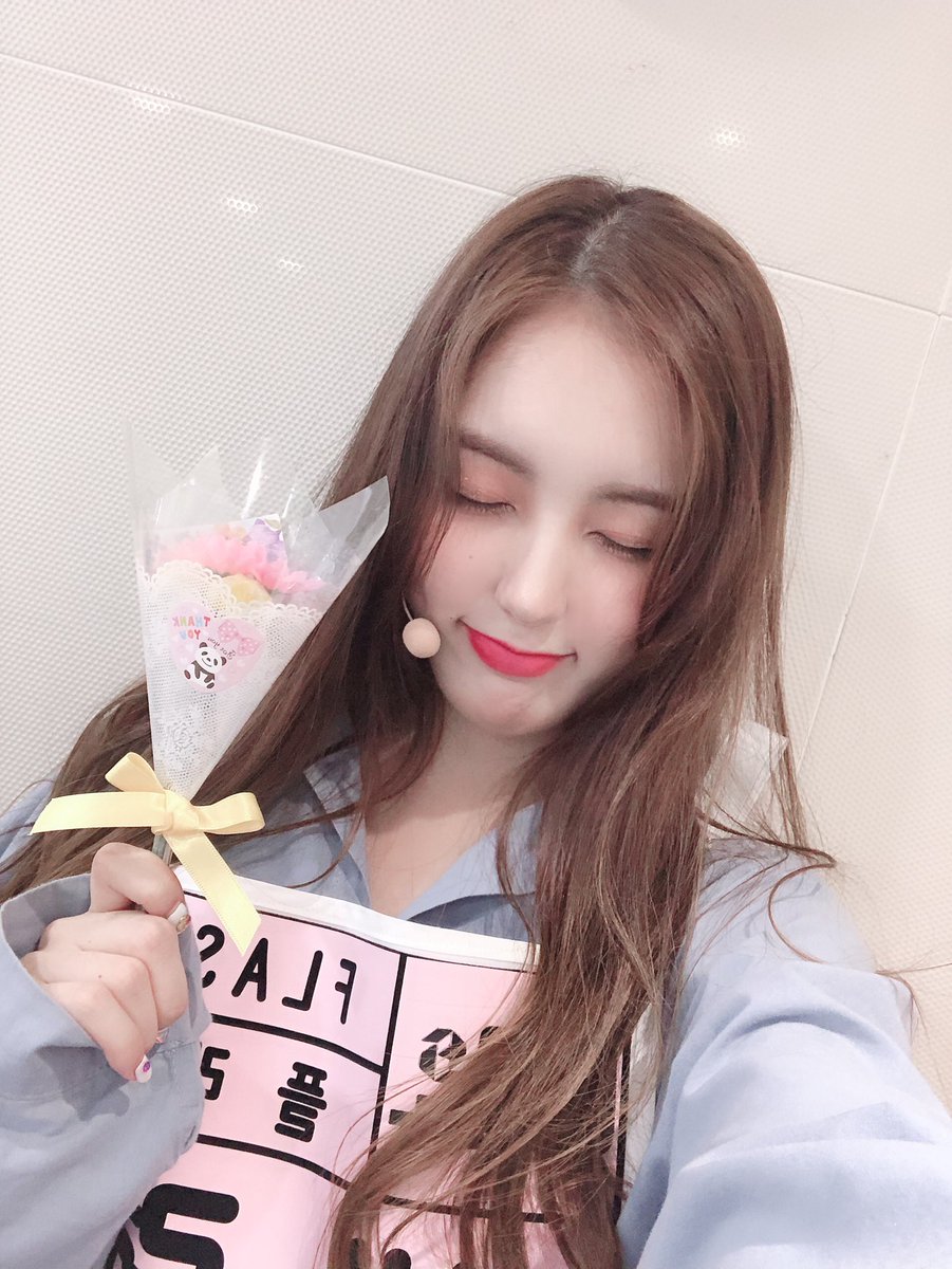 flashe_seryeong's tweet photo. 비오는 #뮤직뱅크 #출근길 #뮤뱅출근길 #플래쉬 기다려줘서 고마워요..💗아침부터 꽃 받아서 행복행...💗보고싶었어요🥺💘 https://t.co/scCzhaguaS
