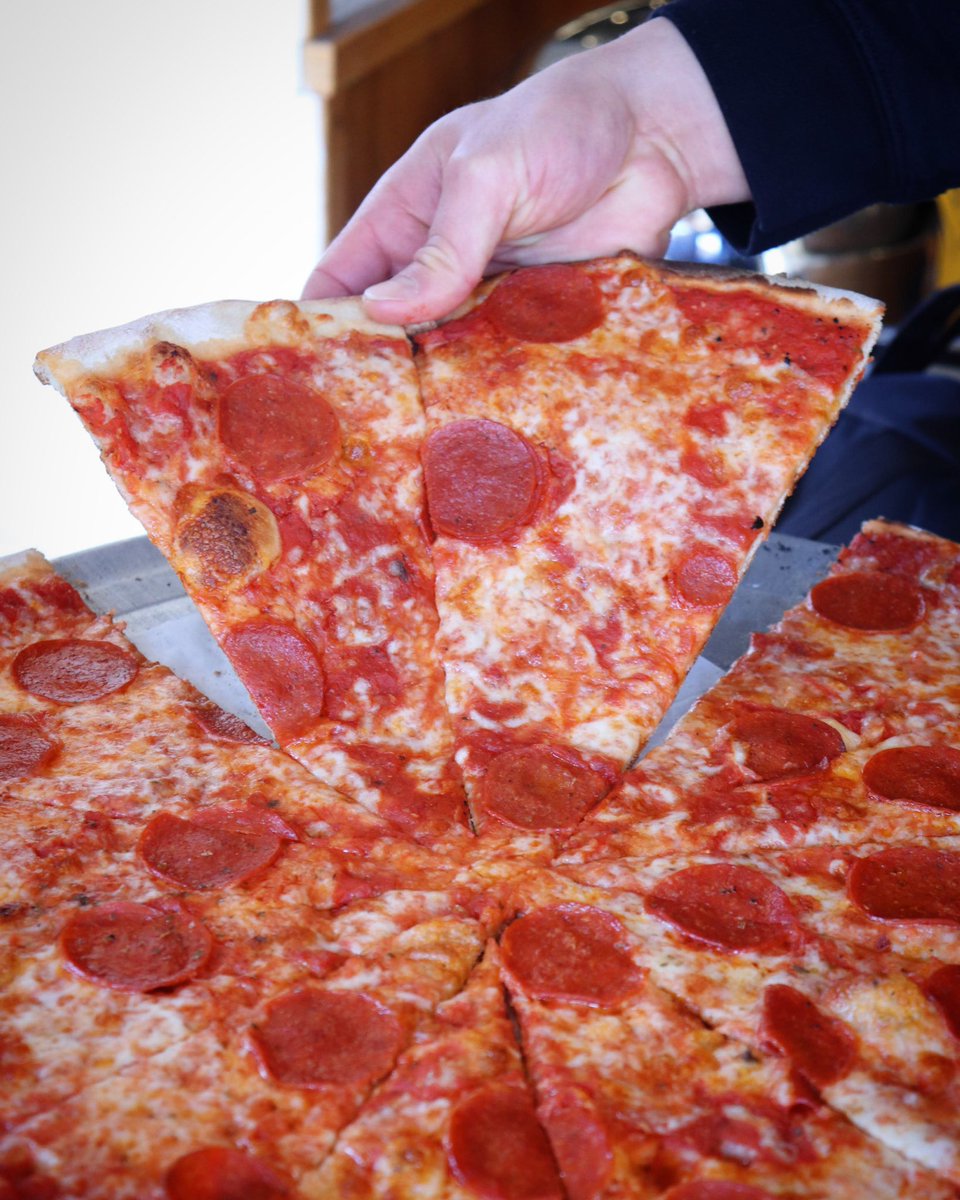 UpperCrustPizza's tweet image. Go ahead and take two slices. You’ll be back for seconds anyways... 😋🍕 #UpperCrust #pizzaslice #pepperoni #sogood .
.
📸: @bostonfoodgram