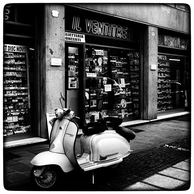 twetmok's tweet photo. Nelle torride giornate di fine luglio c'è sempre un'oasi di freschezza per naufraghi musicali.
È sempre #RecordStoreDay quando passi al #23dischi
#Padova
#ViaVescovado https://t.co/jnuUokjwzw https://t.co/9VsOODTa6T