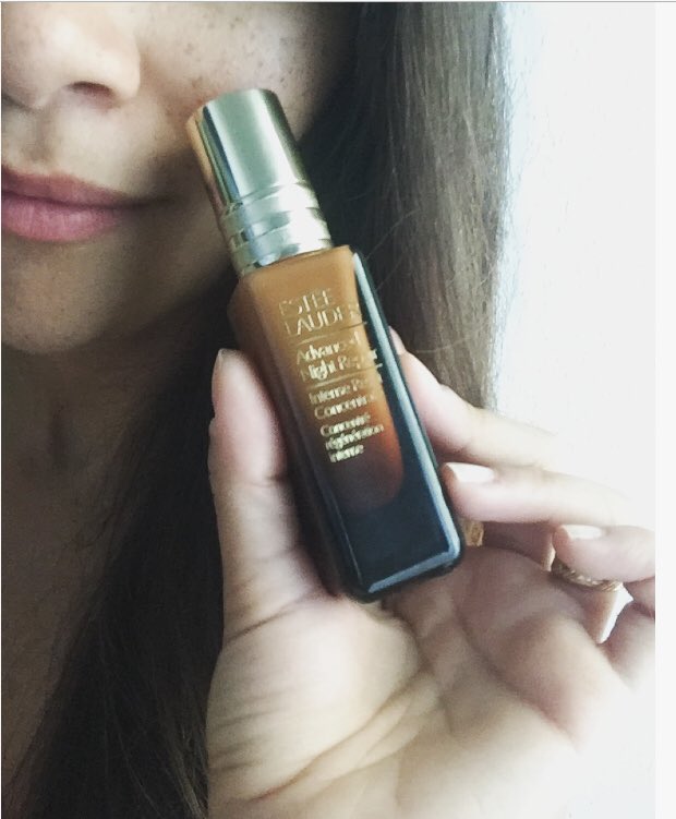 EliVogue's tweet photo. Depuis de plusieurs jours, je découvre la nouveauté de la gamme #advancednigthrepair de #Esteelauderfrance il s’agit un concentré régénération intense #pressresettonigth 🧬. Concernant mon expérience, je sens ma peau moins gonflé et plus serré. https://t.co/pIptiYBYT8