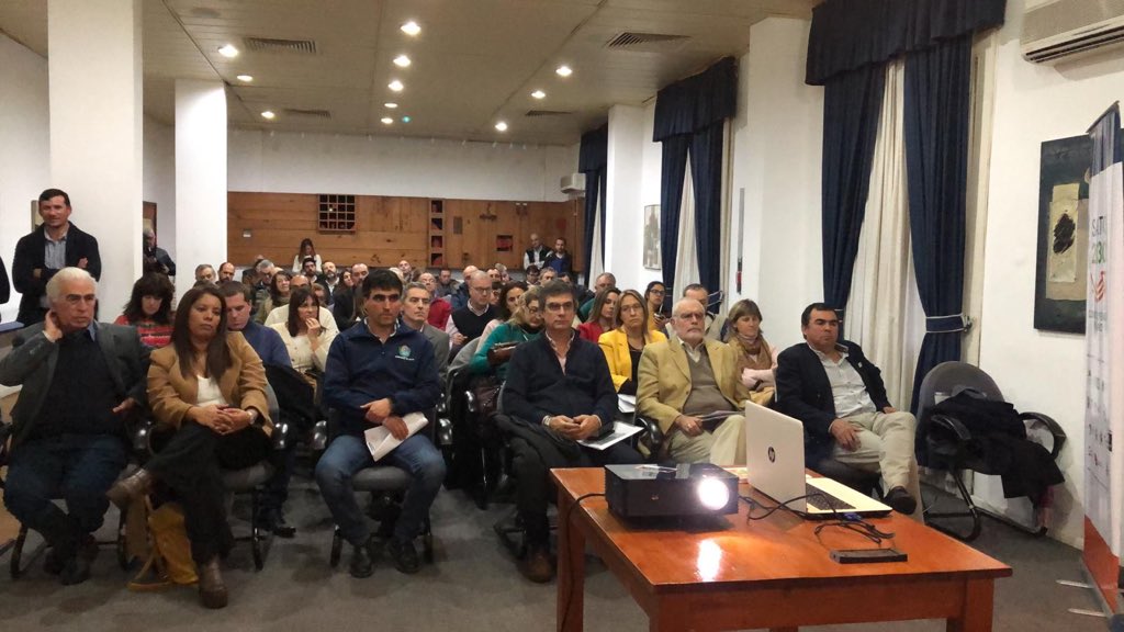 DL_Claeh's tweet photo. Continúa el foro de la agenda  @2030Salto integrantes del Grupo Impulsor presentan avances y desafíos de los ejes estratégicos https://t.co/Uzi40VFqRs