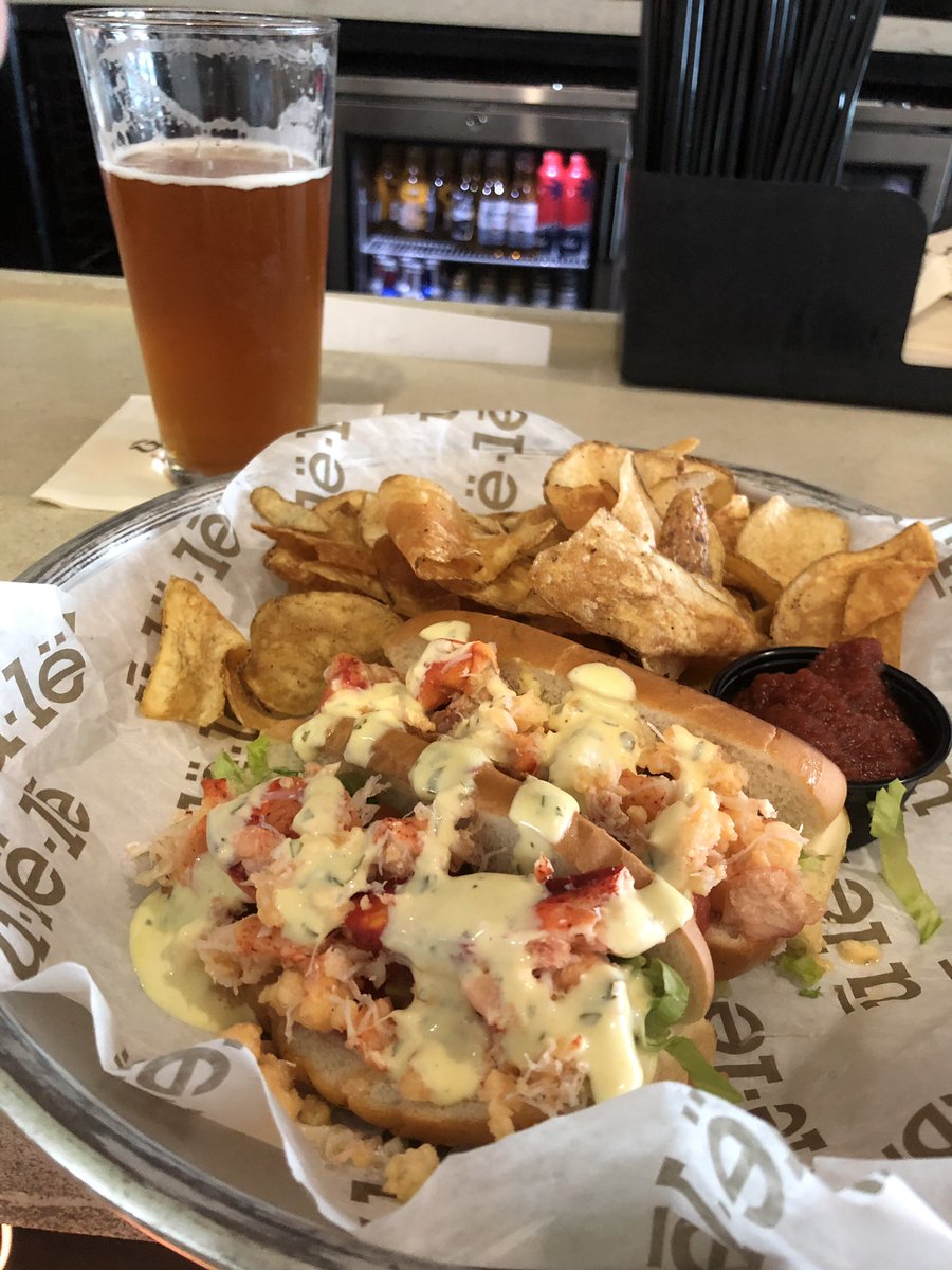 HOWiE_DEEW's tweet photo. Lobstaaaaa....wait what in a sammich hmmmm let’s see what TPA has to offer ;p https://t.co/FiWCIW9gkp