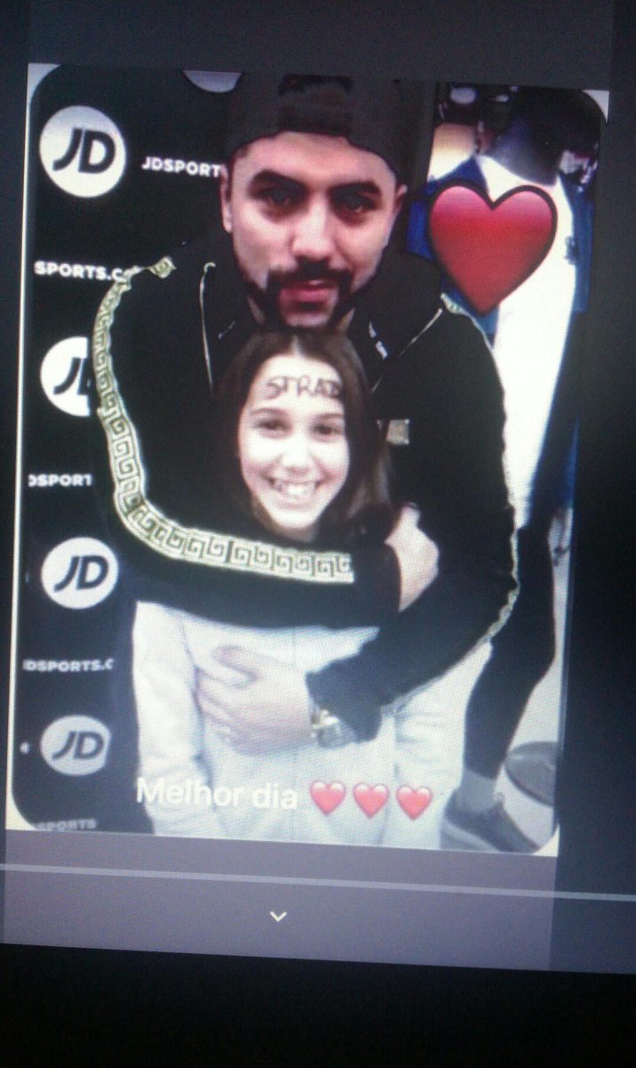 AzeiteTeam's tweet photo. ABUSO DE CRIANÇAS MENORES? São apenas fans Hugo, apenas fans!! O que? Essa criança deve ter 10/11 anos! 🤦‍♀️ https://t.co/X1xbK3RMTp