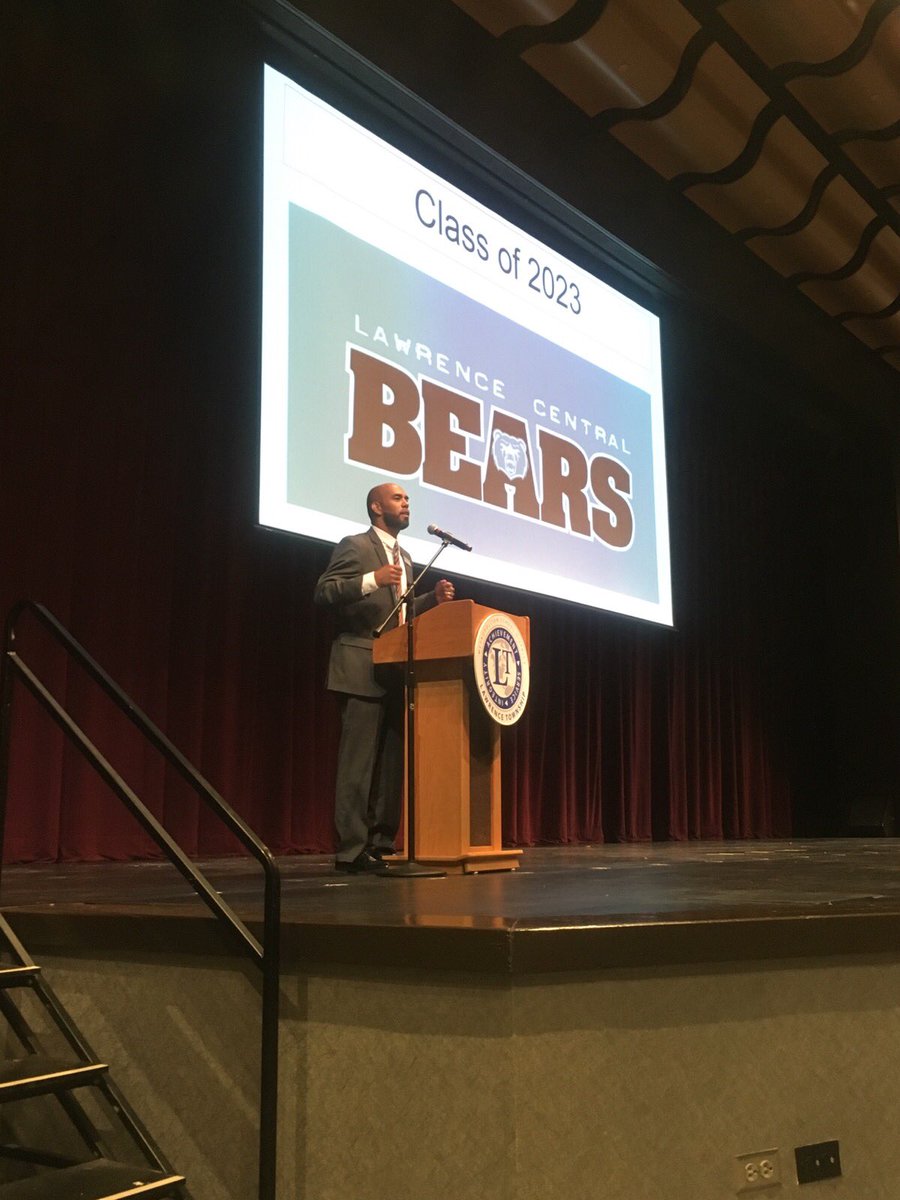 FreshmanLc's tweet photo. 2019 Freshman Orientation. #itsgoodtobeaBear! https://t.co/c3K1paUCtB