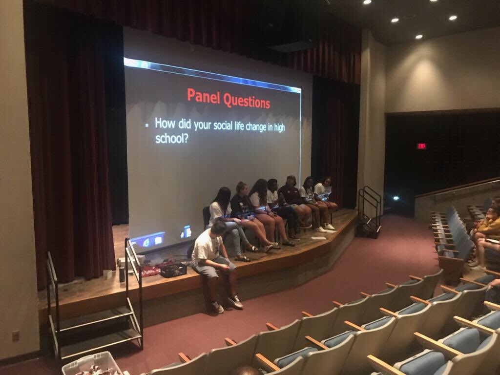 FreshmanLc's tweet photo. 2019 Freshman Orientation. #itsgoodtobeaBear! https://t.co/c3K1paUCtB