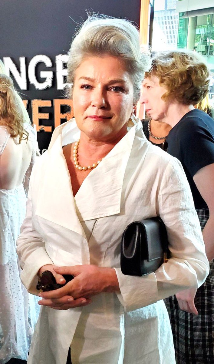 Rockin’ the black carpet for the final season of @oitnb 🧡 #orangeforever #orangeisthenewblack #oitnb #glam #redcarpet