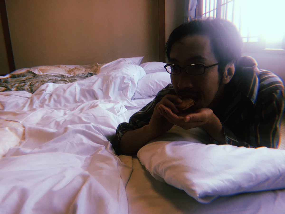 Apsu Shusei Twitterissa まだ誰が寝るか判らない布団の上 枕の上でポロポロと崩れるお菓子を食べる田中さん 行儀が悪いよ と注意 をするも笑顔で二口目