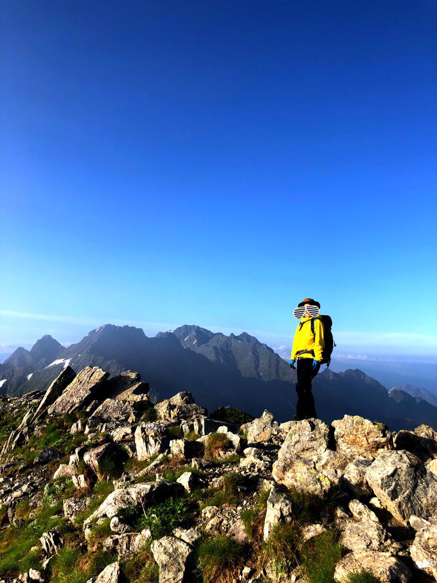 おはようございます。
今日も暑くなりそう。
山へ行きたい、がお仕事だ。
写真は先日の穂高岳連峰。
#北アルプス #穂高岳
縦写真なのでタップplz