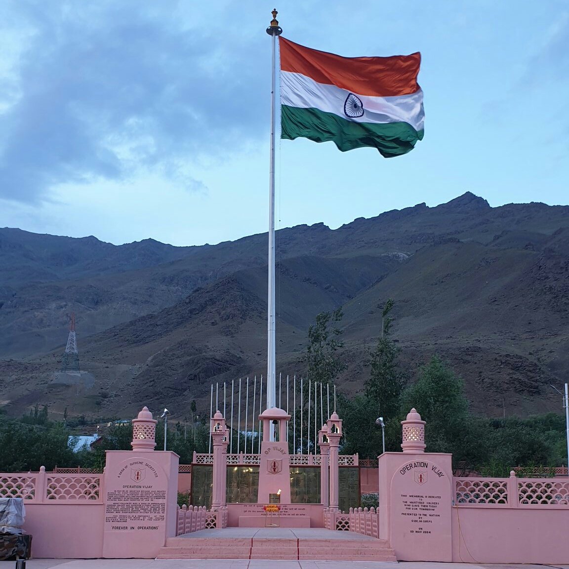 Sumansu424's tweet photo. #KargilVijayDiwas
Our flag 🇮🇳 does not fly because the wind moves it, it flies with the last breath♥️ of each soldier 😎🤩 who Sahid during protecting it.”
Indian Army
#kargilvijaydiwas #joinarmedforces
♥️🇮🇳🚩🔱💪🧡🙏
#IndianArmy #Salute #ProudIndian #indian #NarendraModi https://t.co/zNzLMZCs0R