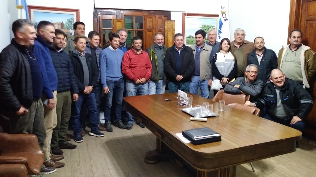 CaminalEdu's tweet photo. Hoy compartimos una gran jornada junto a @alfredodeangeli y en cada lugar que visitamos conversamos con los vecinos sobre la importancia de acompañar a nuestro Presidente @mauriciomacri votando la boleta completa de @juntoscambioar en las elecciones del próximo 11 de agosto 💪🇦🇷 https://t.co/NuvDLVtizn