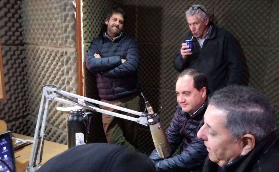 CaminalEdu's tweet photo. Hoy compartimos una gran jornada junto a @alfredodeangeli y en cada lugar que visitamos conversamos con los vecinos sobre la importancia de acompañar a nuestro Presidente @mauriciomacri votando la boleta completa de @juntoscambioar en las elecciones del próximo 11 de agosto 💪🇦🇷 https://t.co/NuvDLVtizn