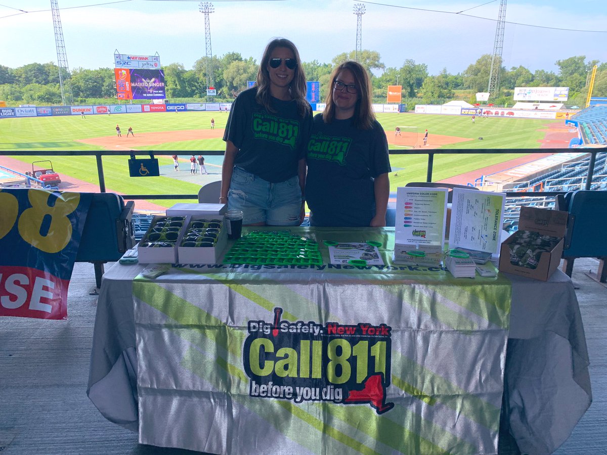 DanielleeLazz's tweet photo. Spent this perfect July evening at the @SyracuseMets game with @DigSafelyNY promoting best digging practices for homeowners🏡 @nationalgridus @NatGridSafety #digsafelyny #811 #Syracuse #Syracusemets #nationalgrid #community #safety https://t.co/zGOhEpcPUT