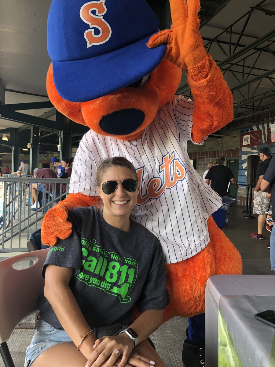 DanielleeLazz's tweet photo. Spent this perfect July evening at the @SyracuseMets game with @DigSafelyNY promoting best digging practices for homeowners🏡 @nationalgridus @NatGridSafety #digsafelyny #811 #Syracuse #Syracusemets #nationalgrid #community #safety https://t.co/zGOhEpcPUT