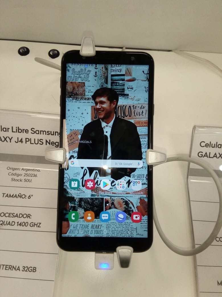 kiarasamaniego_'s tweet photo. I was in a cell phone store and I searched Google for a photo of Niall Horan and I put it on the wallpaper to see what happened, you are everywhere Horan. @NiallOfficial https://t.co/HBUXbxCFUi